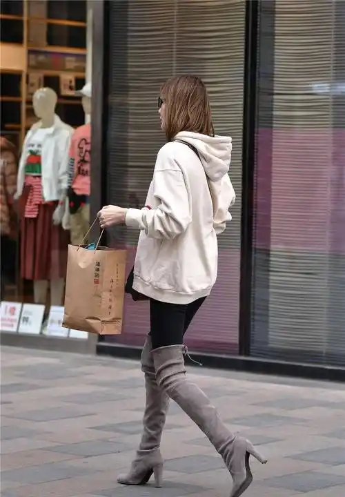 10厘米灰色粗跟过膝靴,搭配黑色紧身裤和米白色运动衫,很休闲_美女