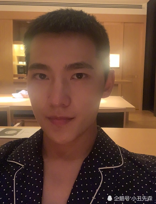 杨洋晒素颜自拍照,谁注意他身后的这一"物品"?网友:不敢相信