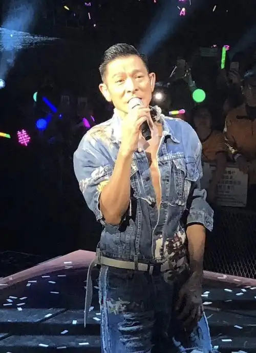 15日晚,刘德华 时隔八年再度在香港红馆开唱!