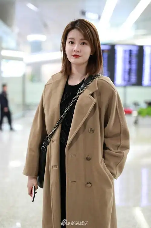 组图:乔欣唇红齿白侧颜精致 奶茶色打扮温温柔柔_高清图集_新浪网