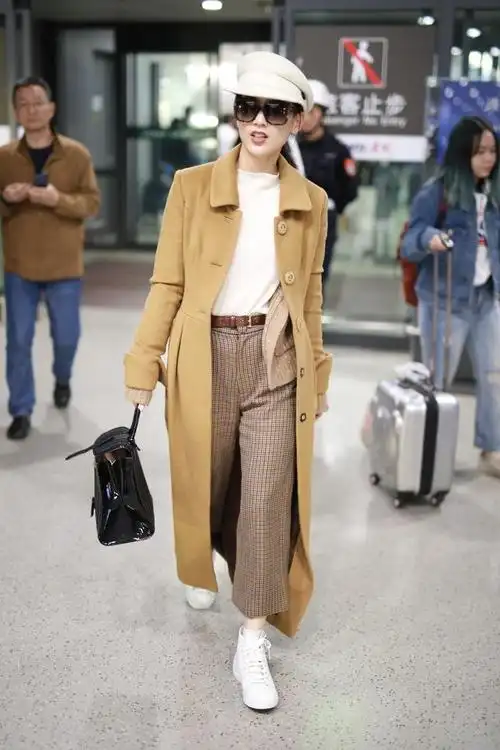 深咖啡色配什么颜色好看,咖啡色大衣的8种搭配方法(刘涛杨钰莹是范儿)