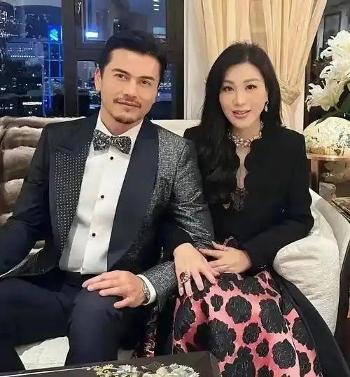 吕良伟携妻子漫步西湖,全程牵手宛如初恋,69岁酷似39岁羡煞旁人