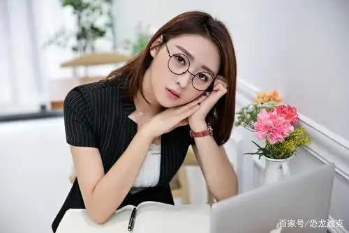 戴眼镜的短发姑娘,一身职业装看着温柔又知性
