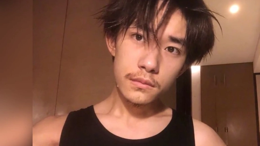 易烊千玺留一个月胡子 "成果照"曝光成熟许多