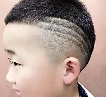 发型两边头发很短,正面看有点向圆头,但是中间的头发有层次感,将小