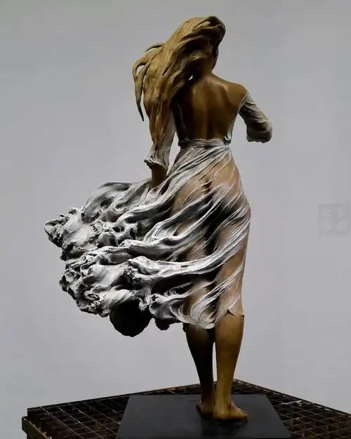 央美毕业的女雕塑家罗立荣,手中的人体雕塑清纯与性感并存,令人惊艳