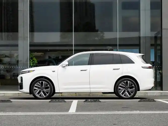 理想l7是一款充满未来感的suv,前脸设计简洁大气,进气格栅采用了理想