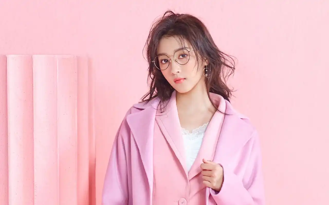 关晓彤粉色系时尚写真图片桌面壁纸