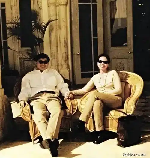 对钟楚红来说,朱家鼎不光是老公,更是朋友和亲人,所有的喜怒哀乐都