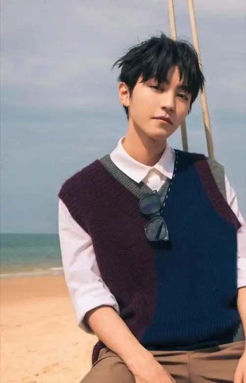 王俊凯超话这组妥妥的男友风海边写真05每一张都适合拿来当头像和