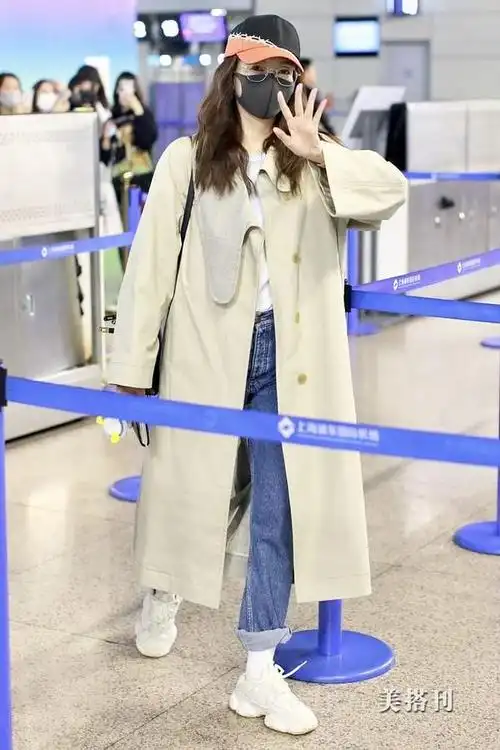 江疏影穿翻领毛衣搭牛仔裤复古又保暖,脚踩黑色马丁靴潮流范十足