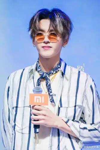 吴亦凡 这一身条纹加上圆框眼镜