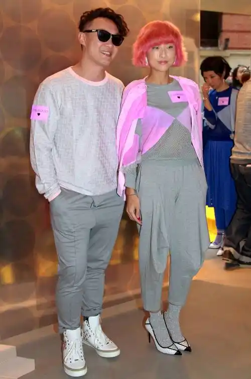 陈奕迅老婆徐濠莹在穿衣上一直随心所欲,这次的粉色多巴胺穿搭,莫名挺