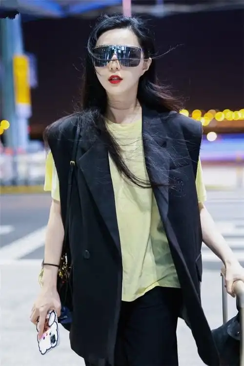 范冰冰独自现身机场,红唇冷艳性感,兔子手机壳彰显少女心