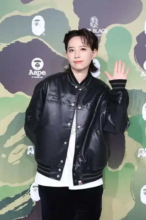 许魏洲李斯丹妮上海看秀 邱淑贞携女儿亮相_宋妍霏_李汶翰_印花