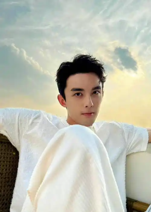 吴磊秋季写真已出炉,身穿白色短袖毛衣搭配白色休闲裤,清爽又充满活力