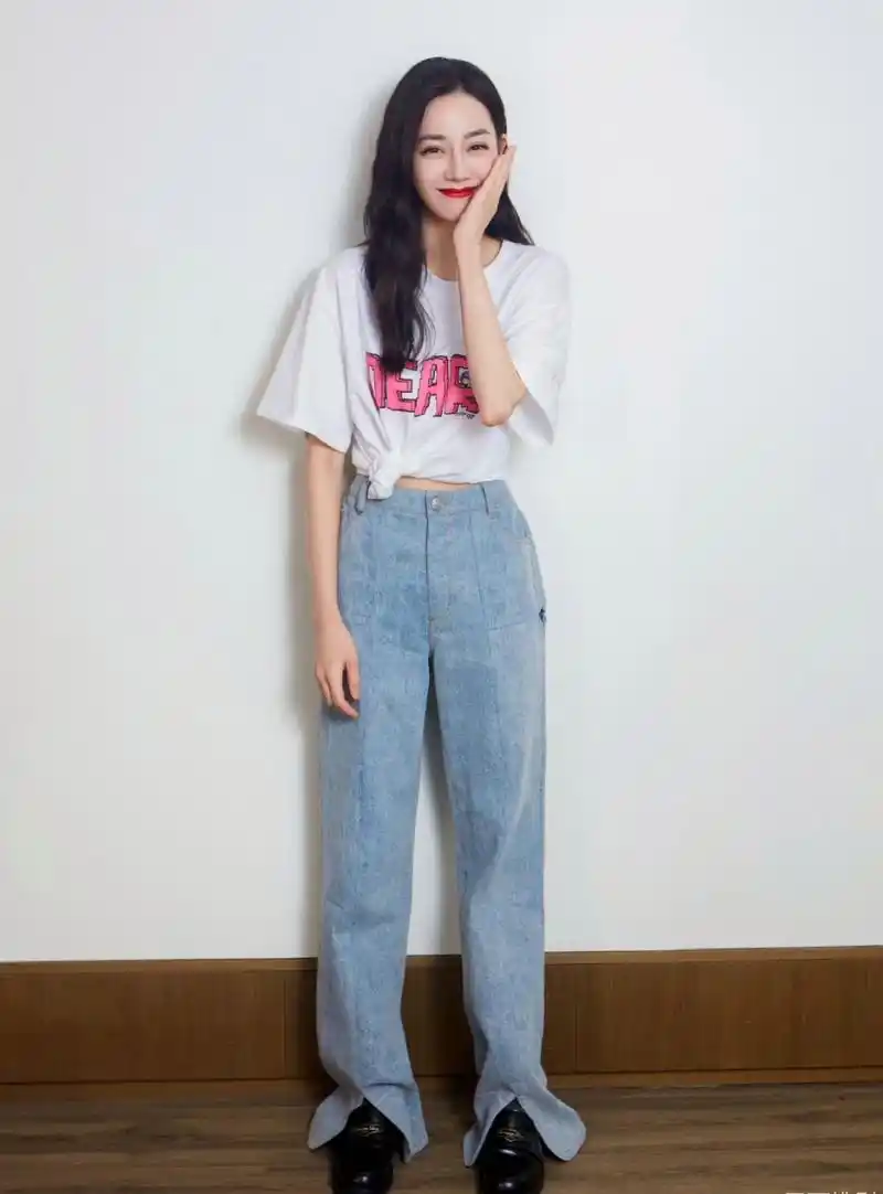 女明星就是能把白t恤和牛仔裤穿出时尚感,笑起来的热巴还有几分可爱