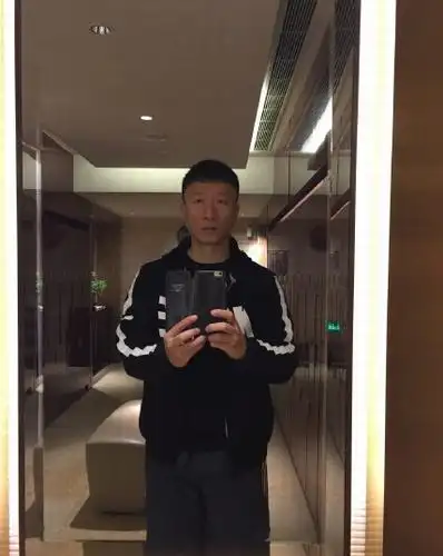 内地八卦  中新网5月15日电 今日,孙红雷在微博晒出对镜自拍照,并自