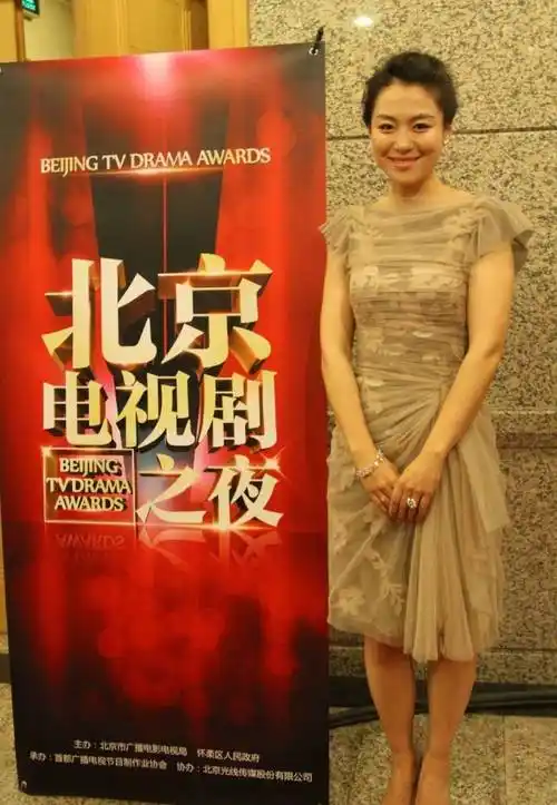 沈傲君晒近照,膀大腰粗状态真实如大妈,但脸却没差别,更富态了_照片