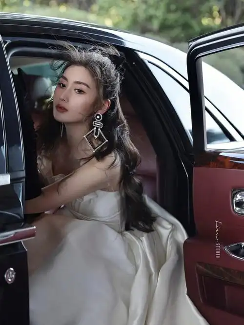 同事说新娘看起来像张馨予,后期老师说像宋祖儿,但我觉得她眼睛好像