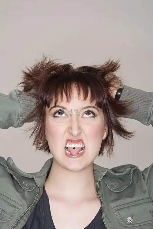 抓狂的短发女孩