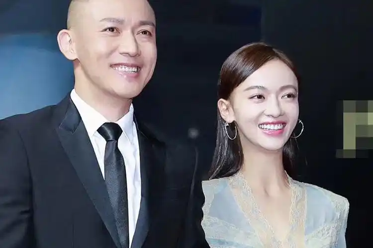 "皇帝"聂远和"爱妃"吴谨言出席影展,手挽手,笑容甜蜜