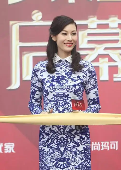 李嘉欣身穿旗袍出席罗莱家纺活动