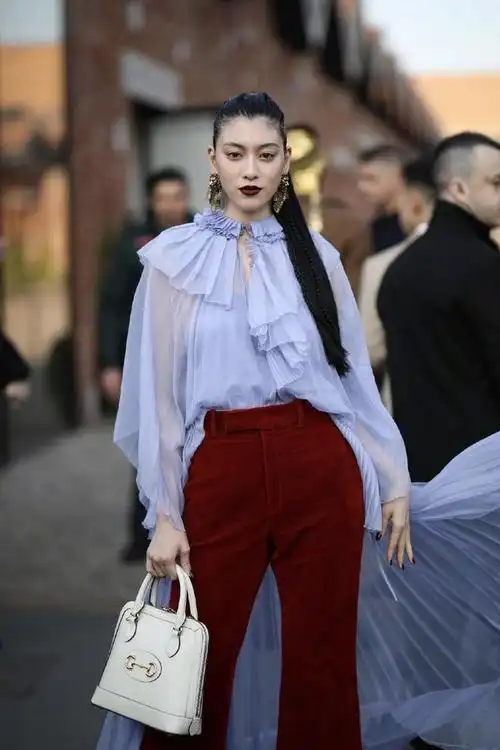 周杰伦mv女主三吉彩花棕色嘴唇高马尾完全看不出清纯样子