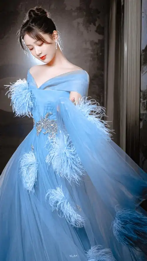 杨紫┊蓝色星球9295#杨紫碧蓝抹胸纱裙造型