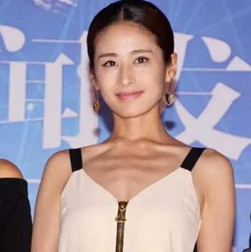 不少女明星为了自己能够在镜头面前看起来更瘦,所以非常热衷于减肥