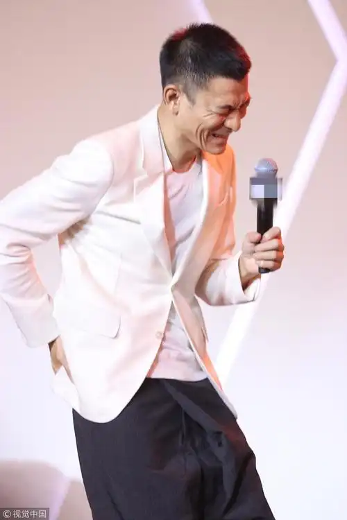 刘德华大病初愈面容消瘦 寸头利落帅气天王范依旧