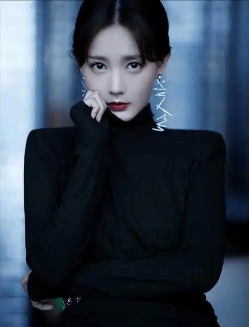 网红开大奔进故宫,李一桐与其合照被扒出,她们之间有何联系?