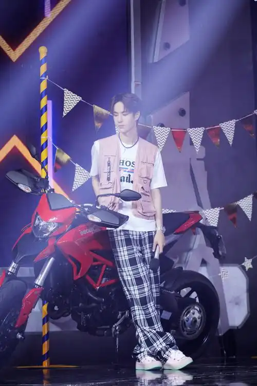 王一博《天天向上》心愿周用舞蹈和机车绽放青春