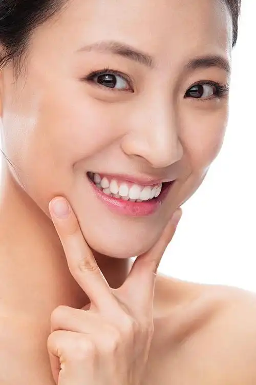 做"耶"手势的青年女人图片