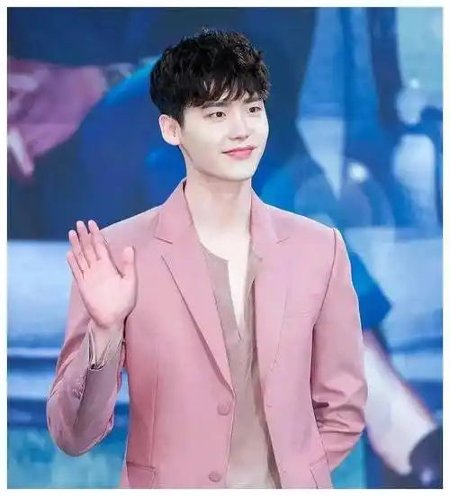 魅力四射的韩国欧巴你觉得李钟硕帅吗