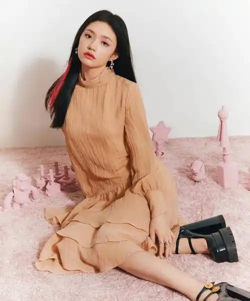 林允登费加罗二月刊封面 穿粉色西装甜美酷飒 白色蕾丝裙清纯妩媚