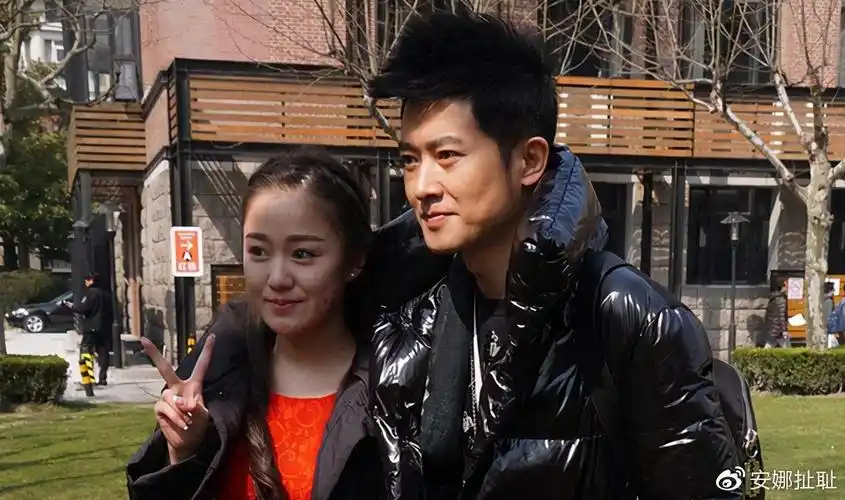 任泉他早已结婚妻子是歌手黄琦雯其实他的婚姻状况已成谜