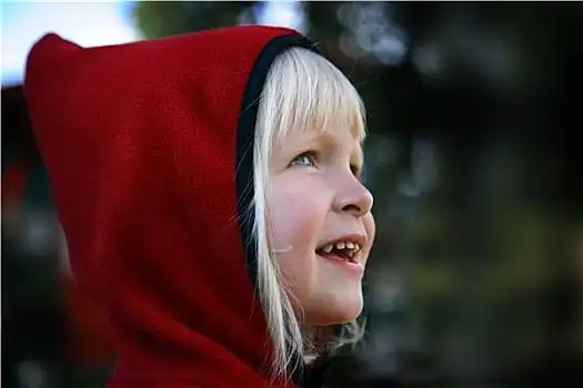 母兽,儿子,浴男婴,木偶户外,夏天,侧面,头像,好奇,白人婴儿,女孩,白人