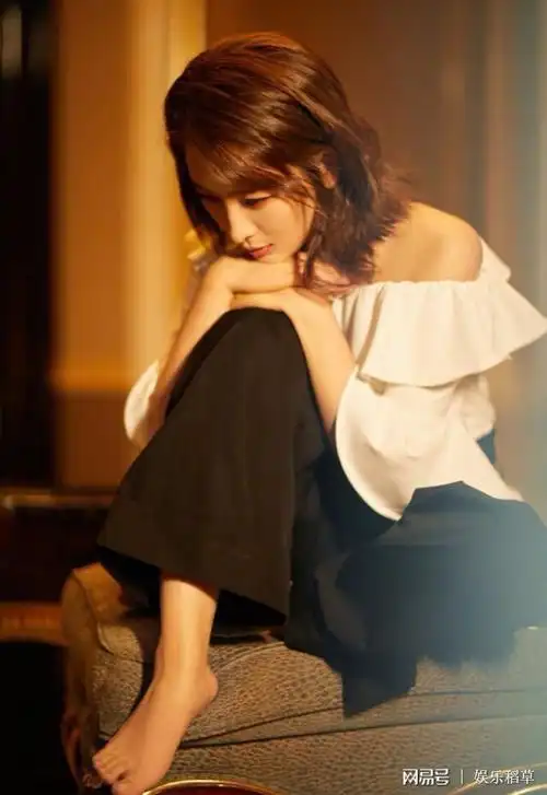 马苏晒最新美照雪白赤足微露香肩超吸睛