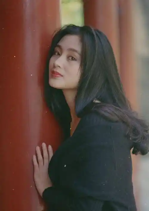 我不想被称为"阿姨",看看陈红的穿衣理念,年龄也可以是一种无敌的美丽