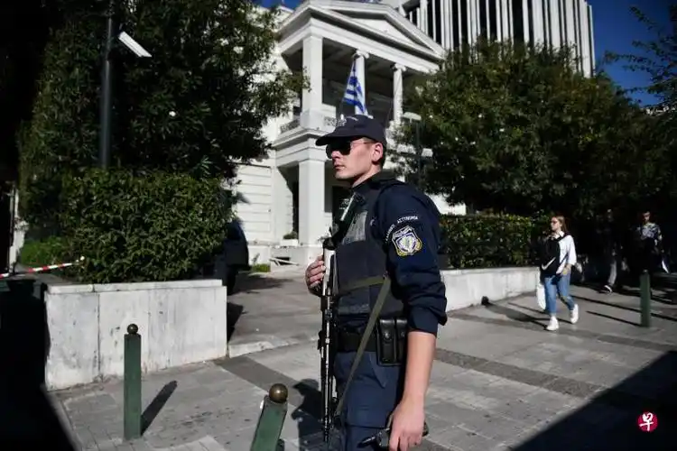 希腊外交部接到可疑包裹后,外交部大楼外有警察驻守.(路透社)