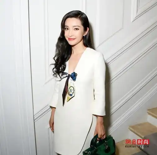 dior谬斯李冰冰惊艳巴黎 高订大秀70年重回故里