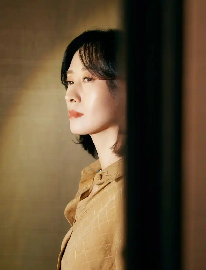 刘敏涛助阵白色月光发布会美飒兼备姐力十足