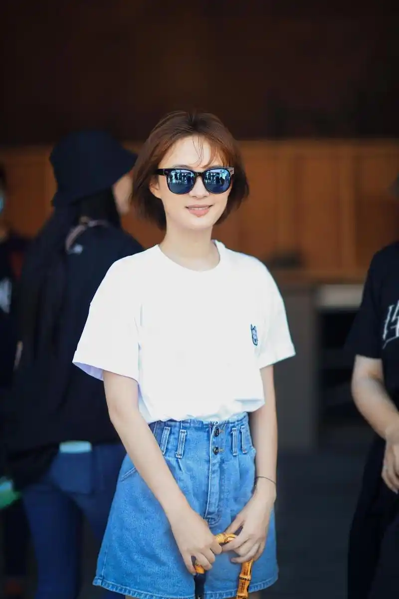 怪不得孙俪一直留短发穿白t恤配牛仔裤短裤随意搭配都很减龄