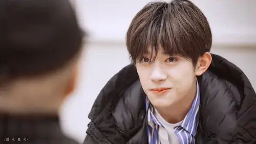 我喜欢一个少年.   —  他叫易烊千玺.