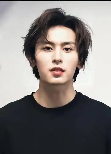 张哲瀚现代装图片:温柔而强大的人