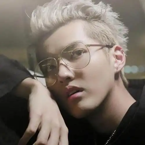 吴亦凡:高冷艳丽为一体的绝美继承人