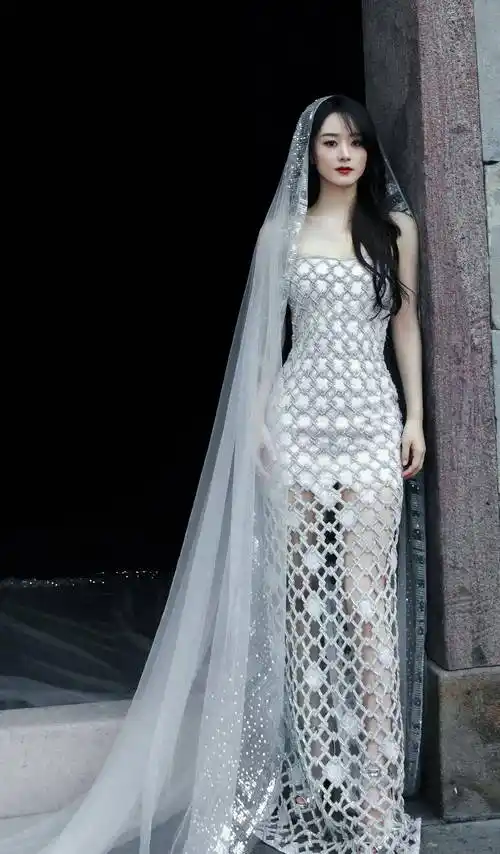 赵丽颖出席代言品牌活动晚宴,身穿抹胸星光高定礼裙,优雅又明艳