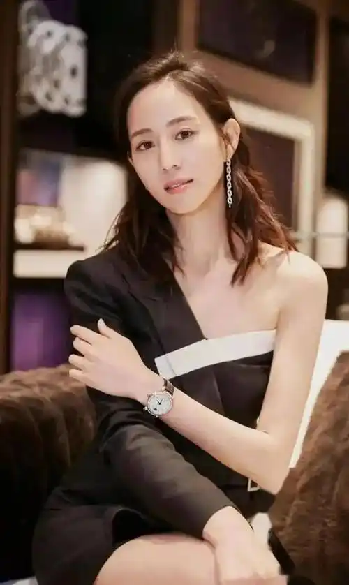 才情与颜值双爆表,张钧甯的最新写真,直击心灵:这世界,她独领风骚!