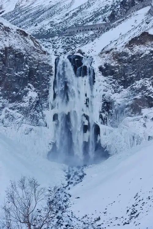 来到世界上落差最大的火山口湖瀑布——长白瀑布(辽吉行39)20201018